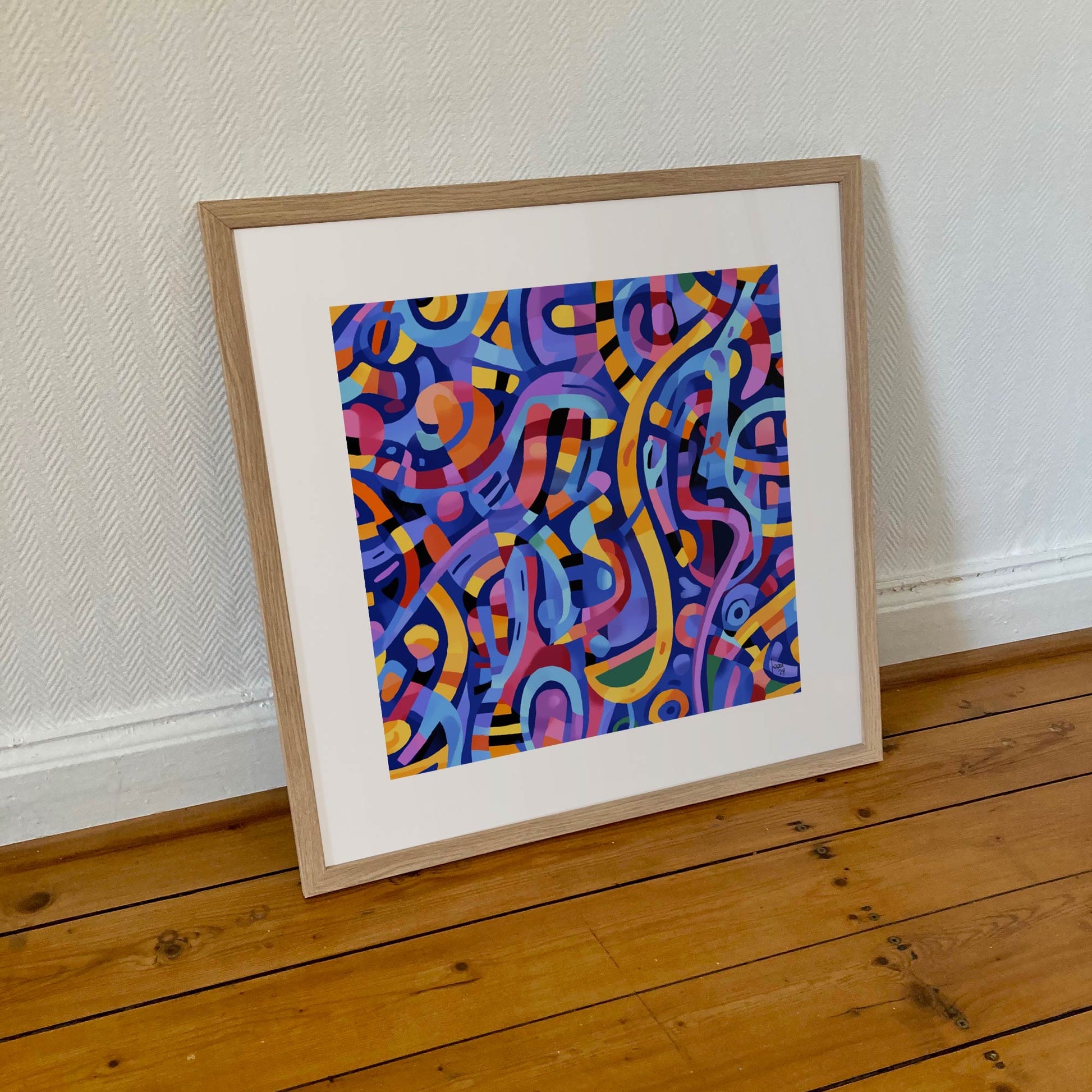 Œuvre 'VIBRATIONS' encadrée en 50x50cm, couleurs intenses bleu, jaune, rouge et violet s’entrelançant, cadre en bois clair, style abstrait énergétique, 2024