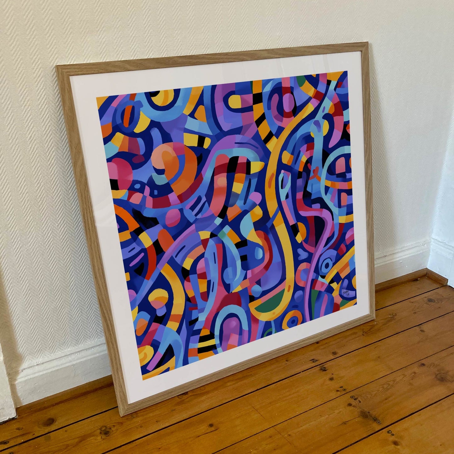 Œuvre 'VIBRATIONS' encadrée en 70x70cm, rythmes visuels en bleu, jaune, rouge et violet dans un cadre en bois clair avec verre acrylique, tableau abstrait lumineux, 2024