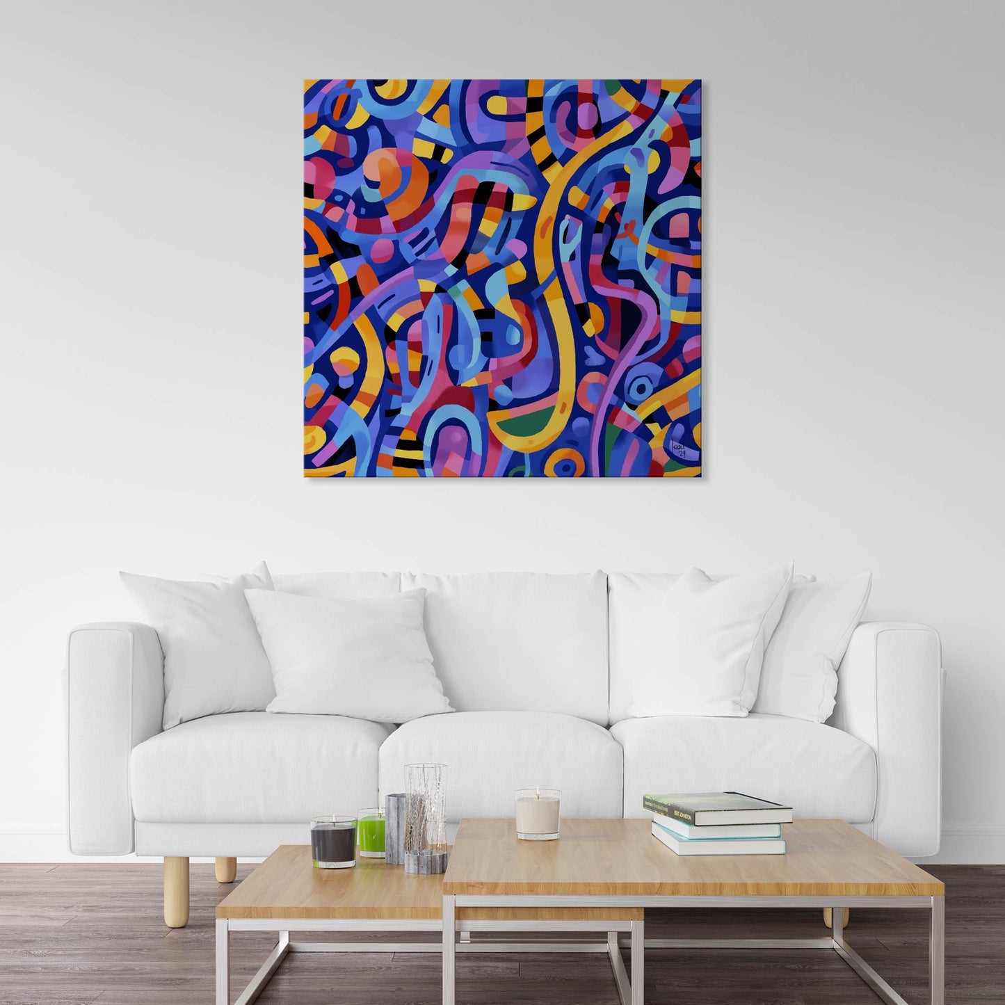 Œuvre 'VIBRATIONS' exposée dans un salon moderne, couleurs vives bleu, jaune, rouge et violet illuminant l'espace, décoration intérieure contemporaine dynamique, 2024