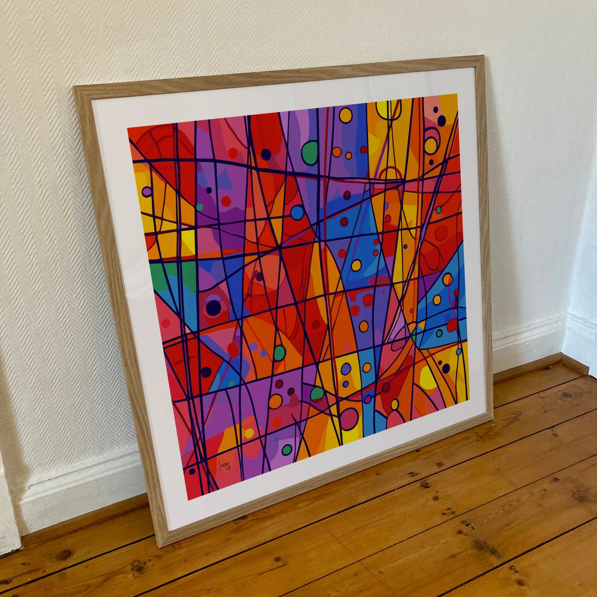 Œuvre 'OXYGÈNE' encadrée en 70x70cm, rouge, bleu, jaune, violet et lignes noires dans un cadre en bois clair avec verre acrylique, art abstrait vibrant, 2024