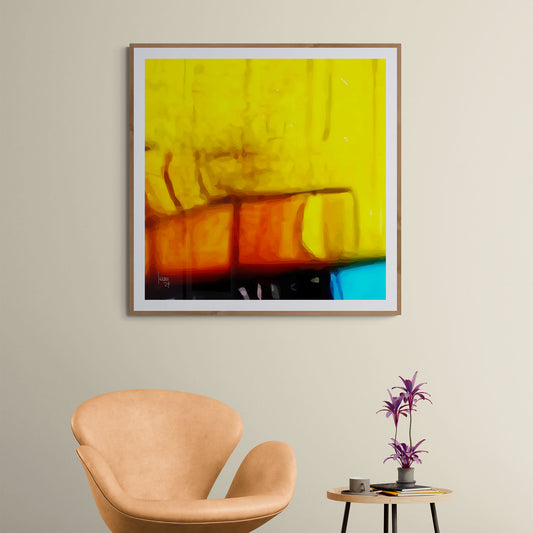 Mise en situation de l’œuvre "Aube"  encadrée dans un intérieur élégant, soulignant sa lumière chaleureuse