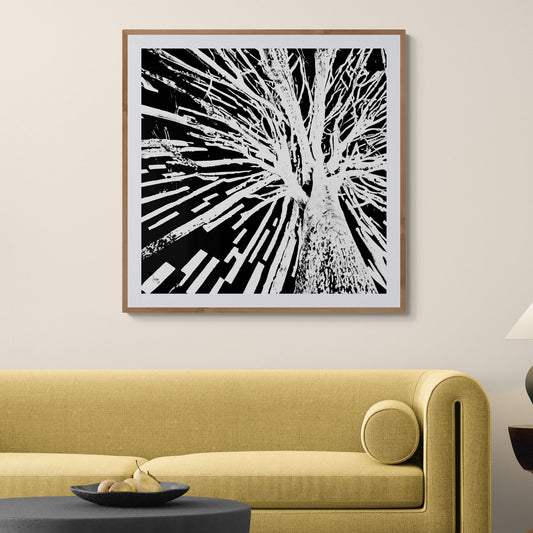 Tableau abstrait "Tree" exposé encadré dans un espace lumineux et contemporain - Tirage d'art premium idéal pour une décoration inspirée par la nature et la sérénité.