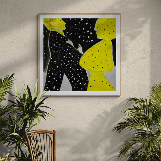 Tableau encadré "Stars" accroché dans un séjour moderne, couple de profil sous les étoiles, ambiance élégante noir, jaune et gris