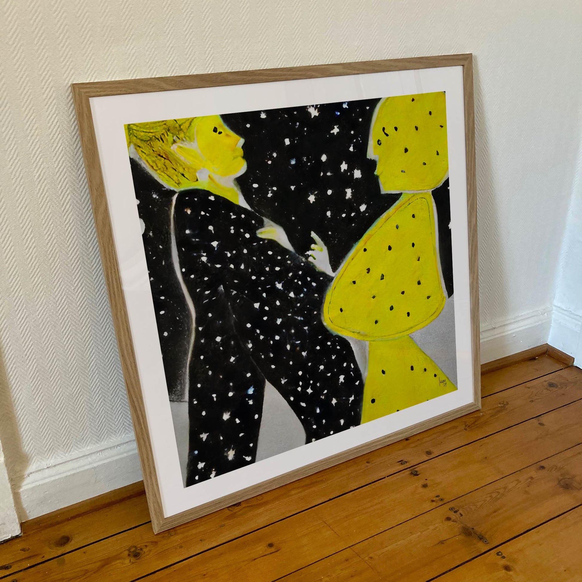 Œuvre 'Stars' encadrée au format 70x70 cm, couple de profil sous un ciel étoilé noir, jaune et gris