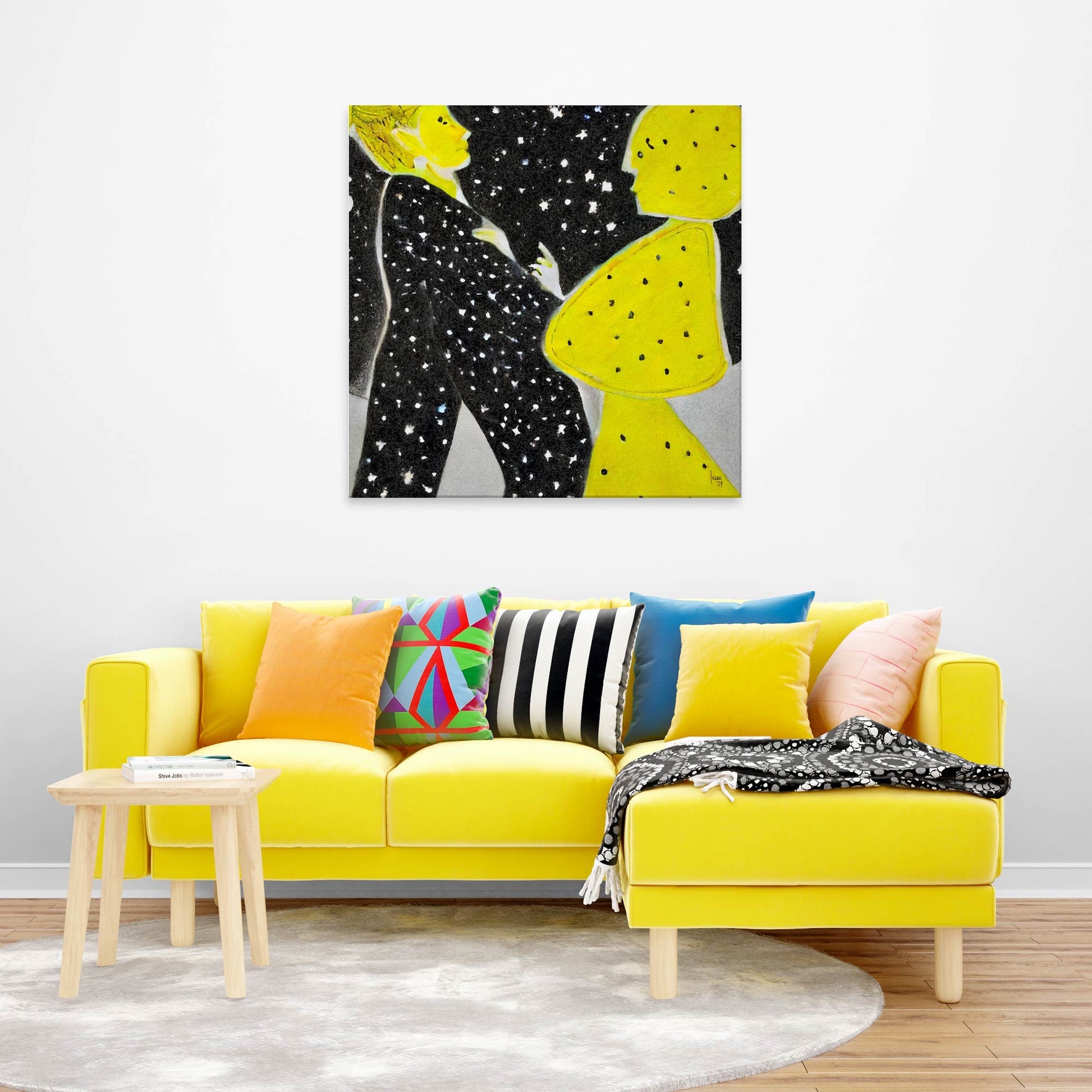 Tableau 'Stars' accroché dans un séjour moderne, couple de profil sous les étoiles, ambiance élégante noir, jaune et gris