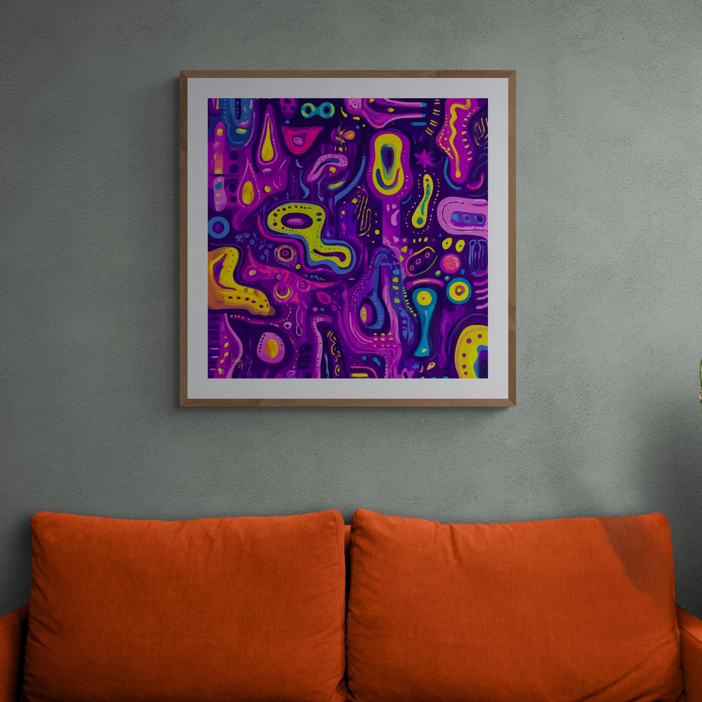 L’œuvre "Cellulaire" encadrée et exposée dans un intérieur design, tableau vibrant aux formes biomorphiques et ambiance lumineuse.