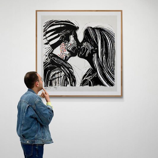 L’œuvre encadrée "Embrasement" accrochée dans une galerie d'art, ajoutant chaleur et énergie visuelle à une décoration moderne.