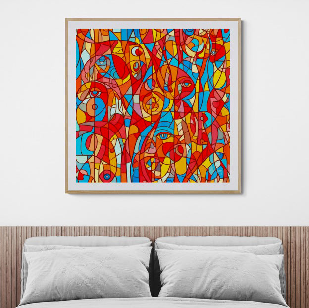 Tableau 'Kaleïa' accroché dans une chambre à coucher parentale moderne, explosion de rouge, bleu et jaune apportant énergie visuelle