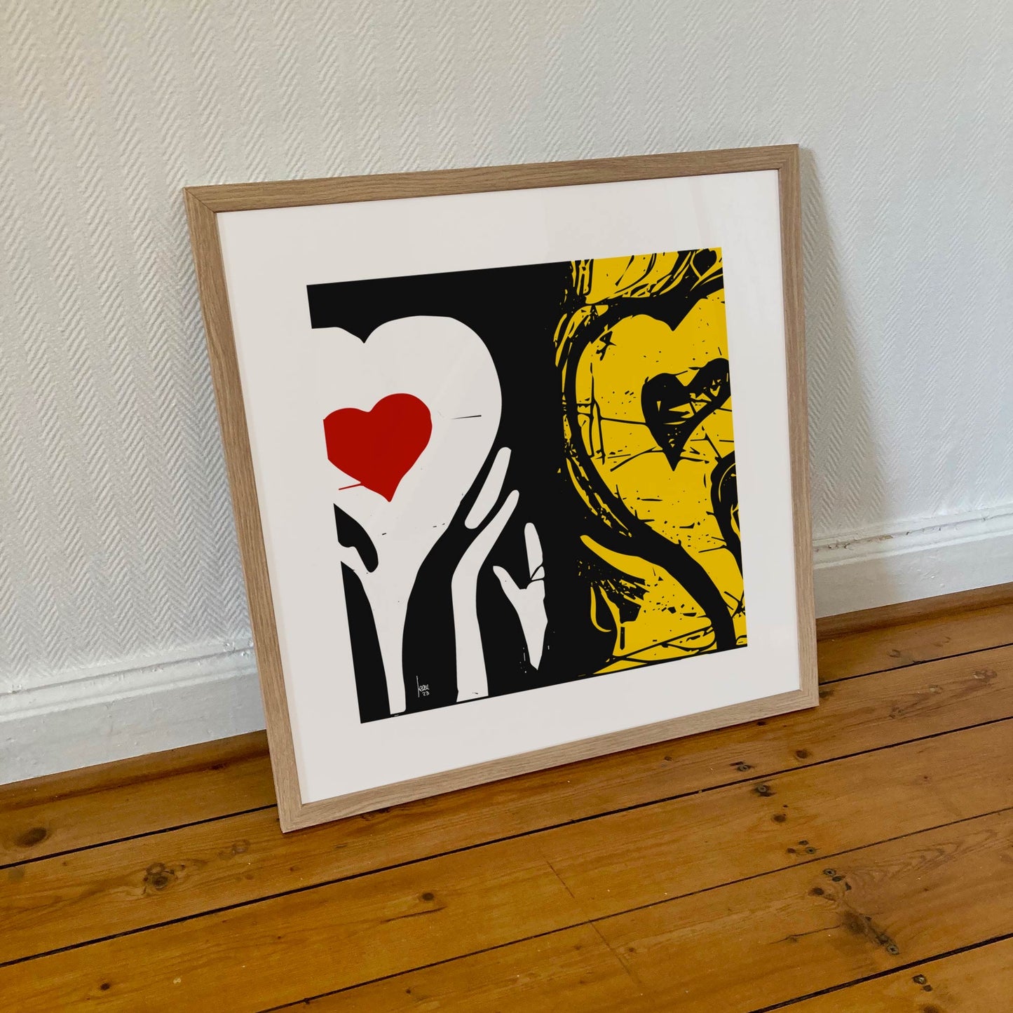 "Hésitations" tirage d'art sous cadre 50x50cm  tirage haut de gamme. Deux coeurs côte à côte jaune, noir et rouge. Art contemporain abstrait et achat en ligne