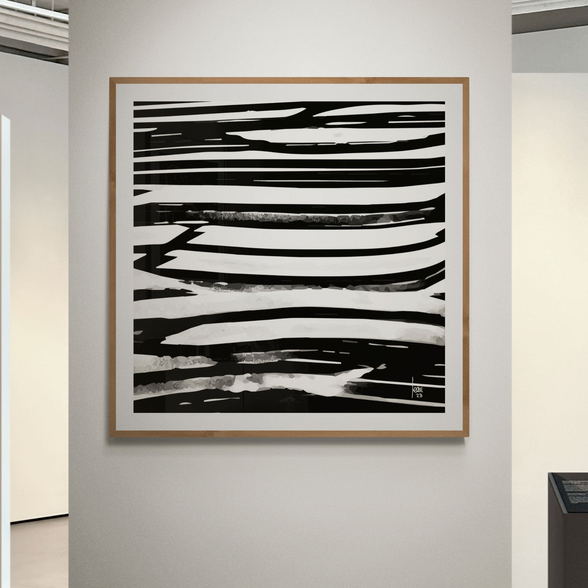 "Le Lac" oeuvre encadrée, art abstrait monochrome noir dans une galerie d'art