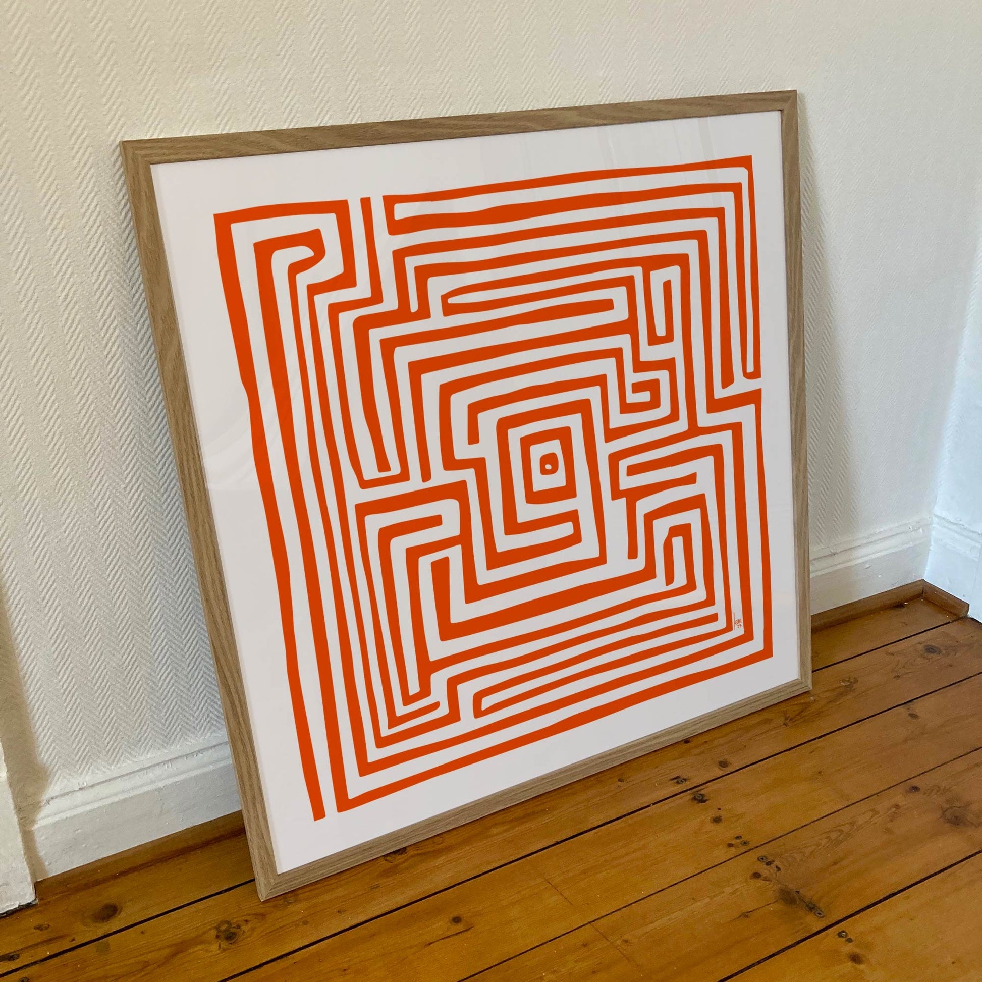 Labyrinthe Orange encadré 70×70 cm, motif labyrinthique très structuré ton orange dominant