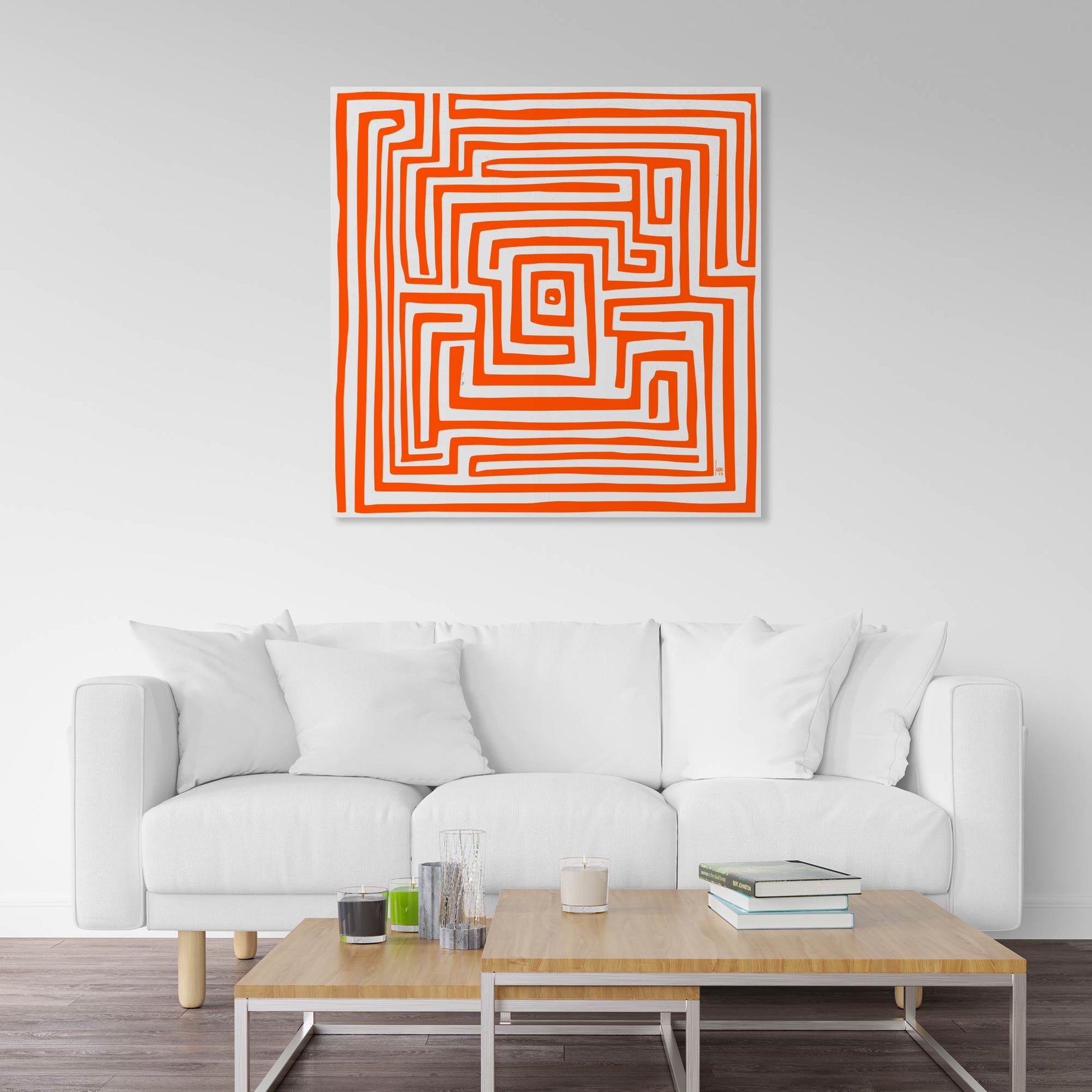 Tableau 'Labyrinthe Orange' accroché dans un séjour moderne, ambiance chaleureuse avec éclats d’orange