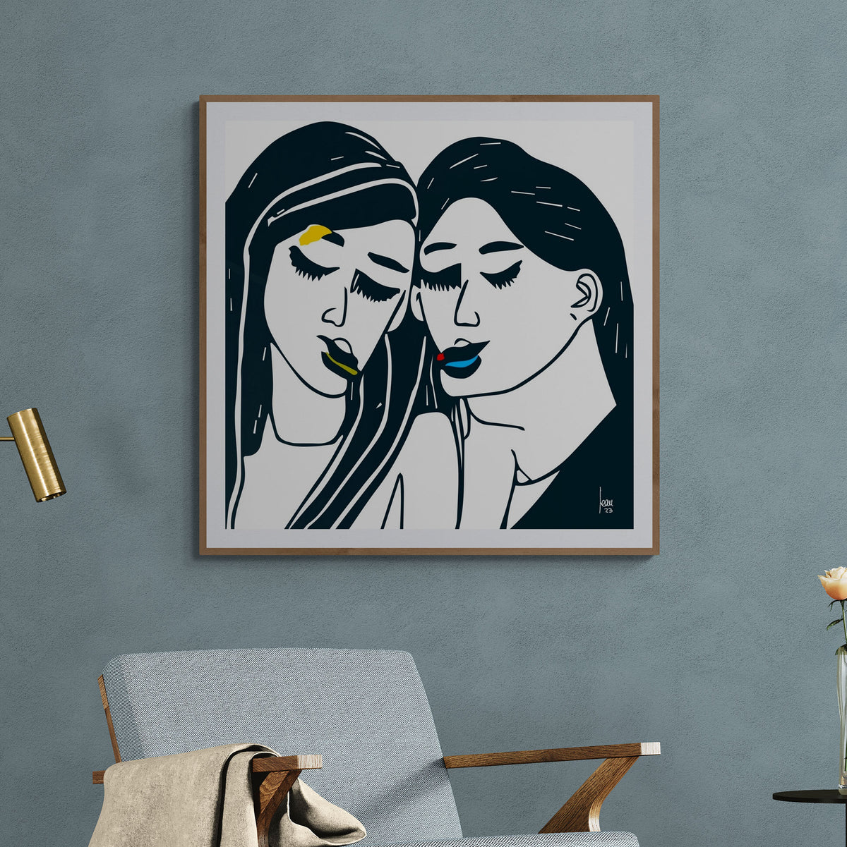 Mon oeuvre "Les Nymphes", tirage d'art contemporain abstrait de deux figures féminines en noir, vert, jaune et bleu, présenté dans un séjour