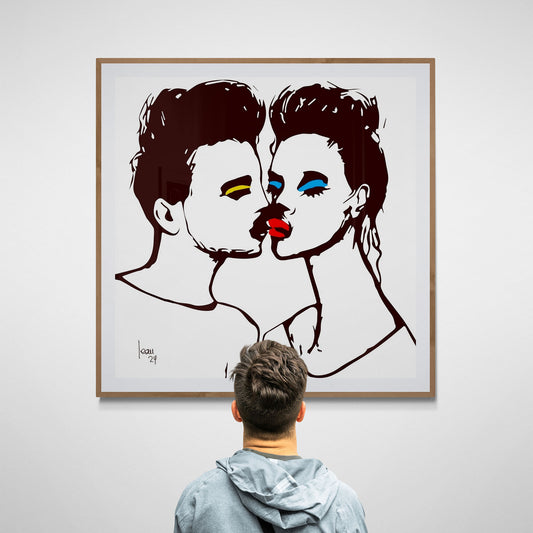 "The Kiss", tirage d'art contemporain abstrait d'un couple s'embrassant, aux couleurs noir, jaune, bleu et rouge, présenté dans une galerie d'art