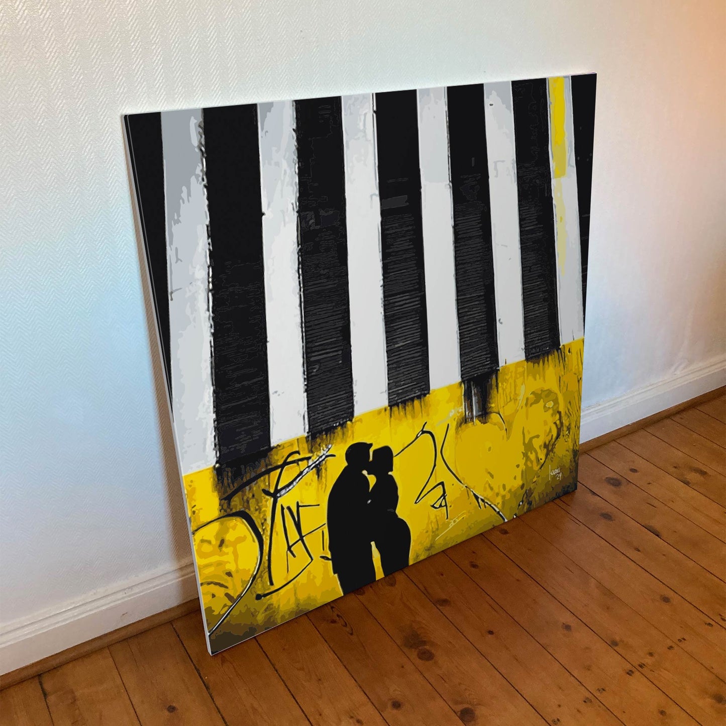 "Pianorama" tirage d'art sur toile et châssis bois 100x100cm, matériaux haut de gamme. Art contemporain abstrait et achat en ligne, un couple s'embrasse sous des touches de piano, noirs et jaune