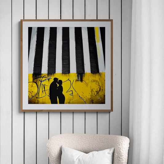 Mon tableau "Pianorama" exposé et encadré dans un séjour, mettant en valeur ses contrastes jaunes et noirs