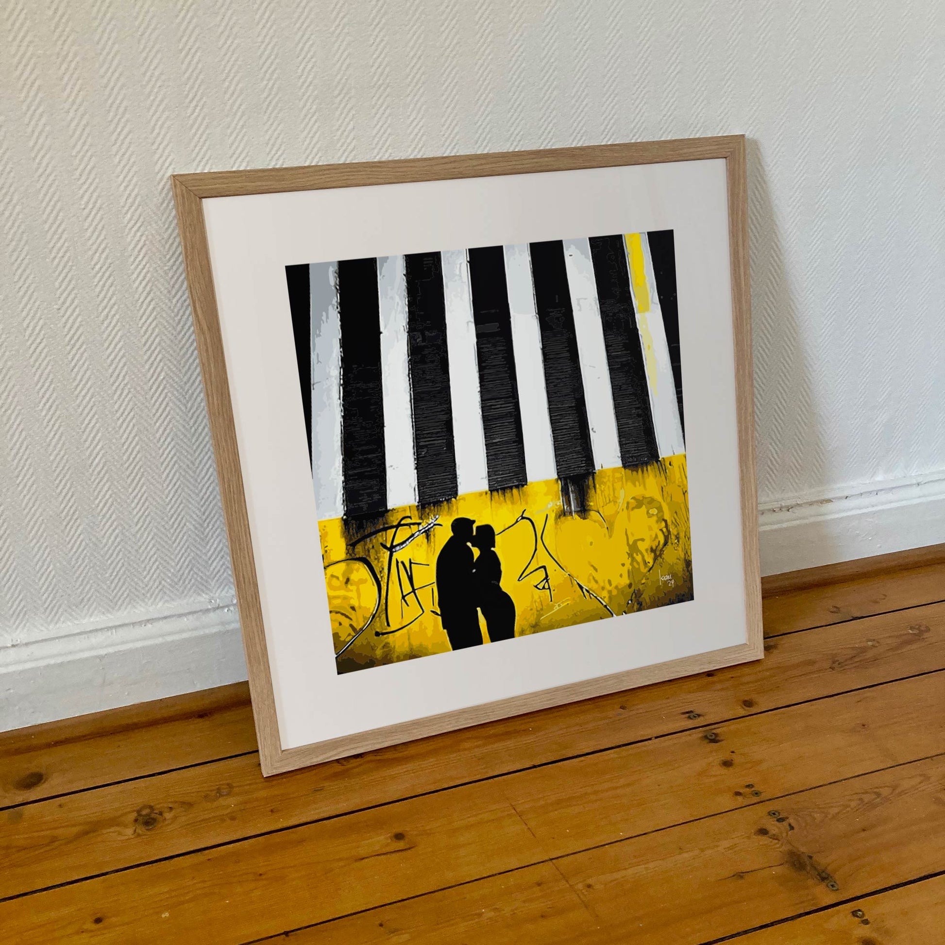 "Pianorama" tirage d'art sous cadre 50x50cm, papier haut de gamme. Art contemporain abstrait et achat en ligne, un couple s'embrasse sous des touches de piano, noirs et jaune