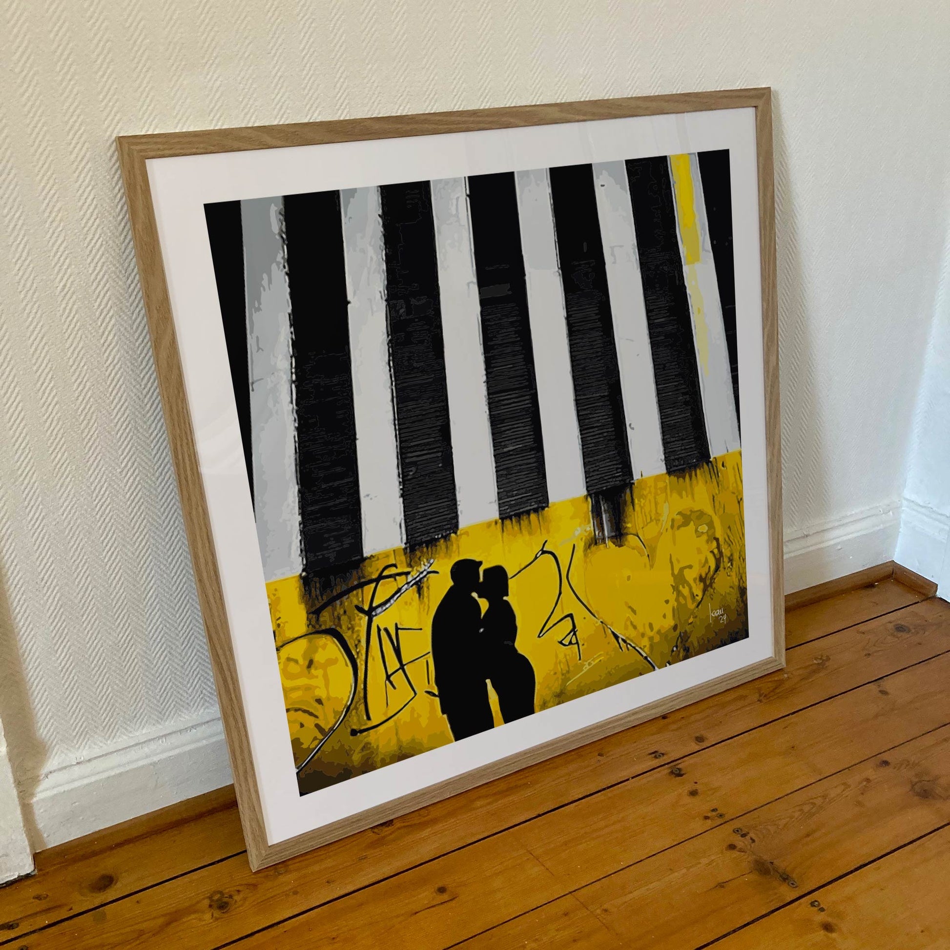 "Pianorama" tirage d'art sous cadre 70x70cm, papier haut de gamme. Art contemporain abstrait et achat en ligne, un couple s'embrasse sous des touches de piano, noirs et jaune