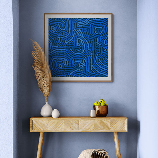 Mon tableau abstrait "Blue Stream" encadré dans un espace minimaliste - Tirage artistique haut de gamme pour une décoration élégante