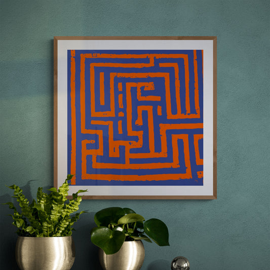 Œuvre "Imbroglio" encadrée et exposée dans un séjour moderne, labyrinthe abstrait orange et bleu