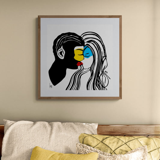 Tirage d'art encadré "Masques" – Œuvre exposée dans une chambre à coucher, portrait abstrait aux tons vifs.